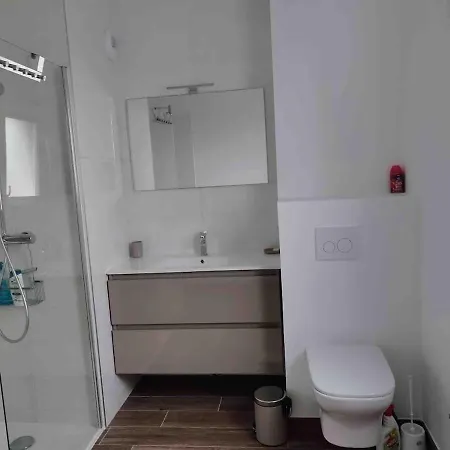 T2 Centre Dernier Etage Parking En Sous-sol Wifi Smart Tv Serviettes Et Draps Inclus