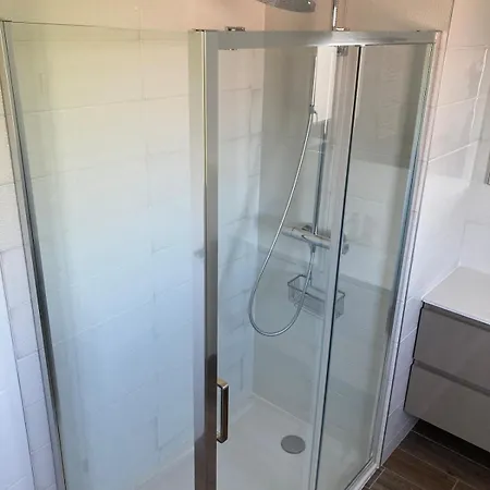 T2 Centre Dernier étage Parking En Sous-sol Wifi Smart Tv Serviettes Et Draps Inclus *